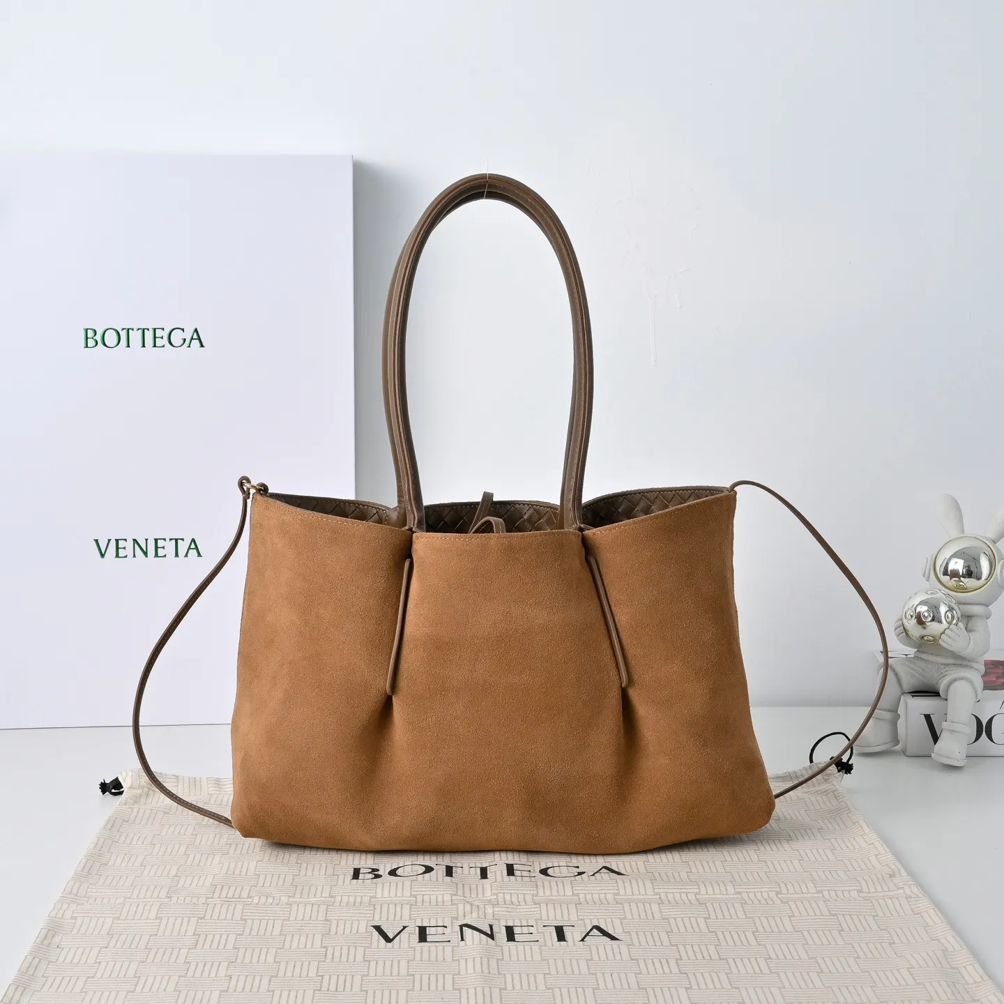 Batch 1860 Bv 2025 early spring series Pinacoteca medium tote handbag. The front is made of classic Intreccia woven cow leather. It is low-key and luxurious. The flip side is made of warm suede. It instantly switches to a lazy and casual style. It has a large interior capacity. It is no pressure to carry a computer for commuting. It is also thoughtfully matched with a small detachable bag. It is full of security. The woven texture is so delicate that you can't put it down. The highlight is that it is super versatile. Come and get your new bag😝 Model: 4371 Size: 34*20*14cm